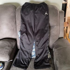Air Jordan Boys XL Black Therma-fit pants.